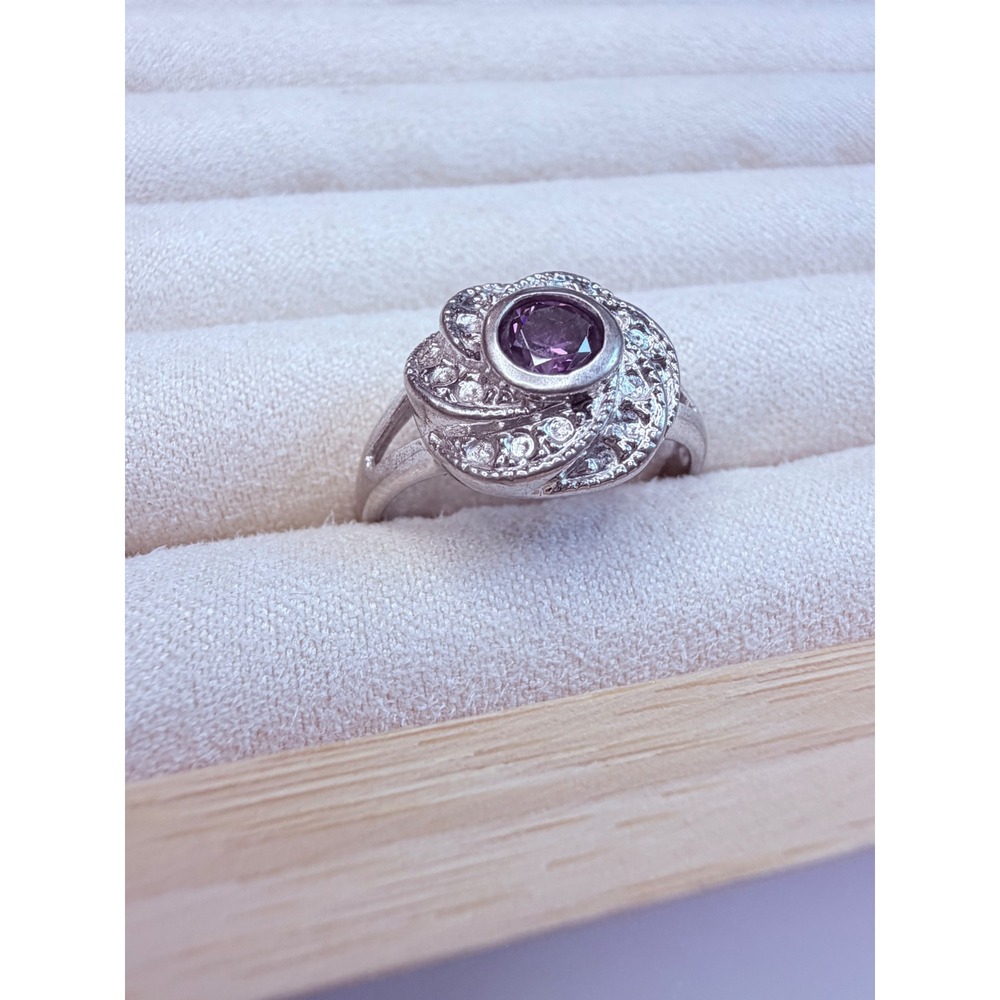 Beautiful Sterling silver ring. Size on pictures. Stamped.